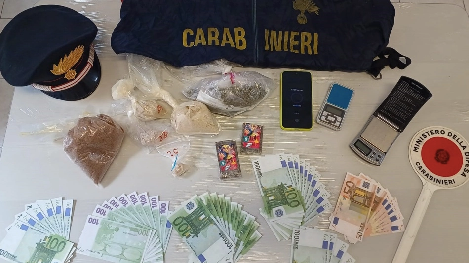 Droga, telefoni e denaro sequestrati Droga, telefoni e denaro sequestrati