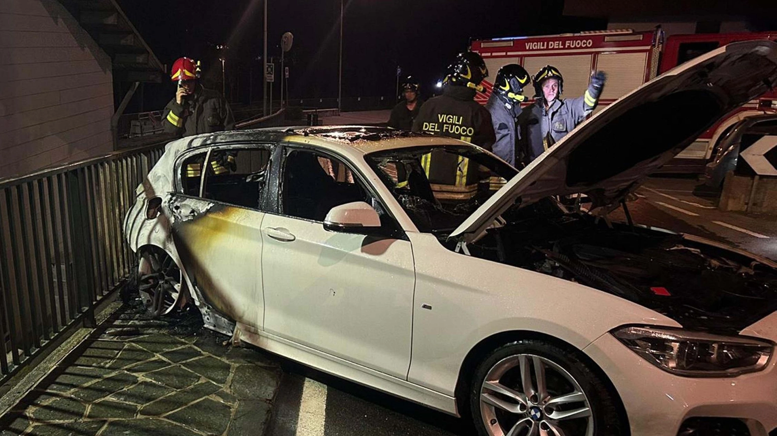 Ignoti hanno scagliato una bomba incendiaria contro la vettura del militare. Era parcheggiata all’esterno della caserma di Chiesa Valmalenco.