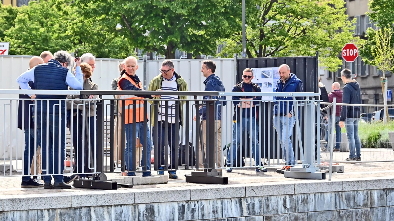Un primo campione dei nuovi parapetti del lungolago di Como è stato posato ieri durante un sopralluogo all’angolo della passeggiata... Un primo campione dei nuovi parapetti del lungolago di Como è stato posato ieri durante un sopralluogo all’angolo della passeggiata...