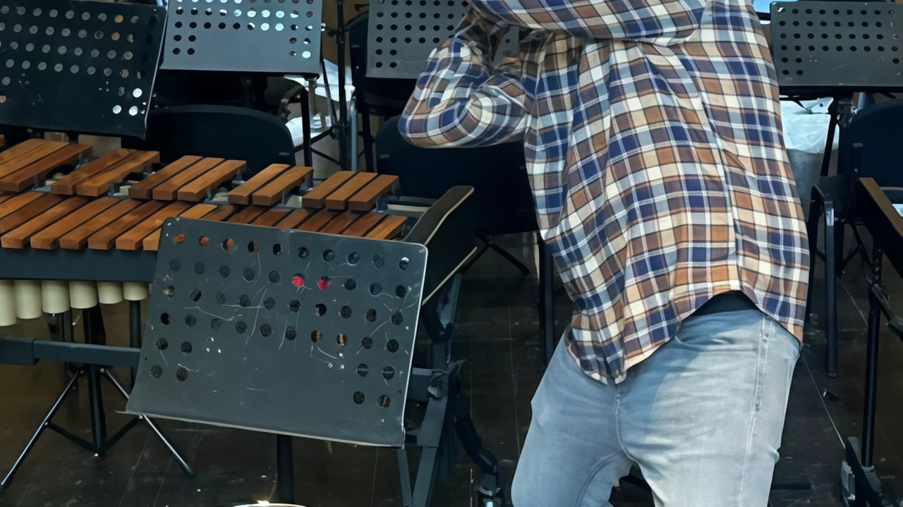 Eber Dimarti, insegnante di musica, si prepara per il concorso a Milano, affrontando prove complesse e costose. Chiede trasparenza e l'opportunità di ottenere l'abilitazione senza ulteriori oneri. Eber Dimarti, insegnante di musica, si prepara per il concorso a Milano, affrontando prove complesse e costose. Chiede trasparenza e l'opportunità di ottenere l'abilitazione senza ulteriori oneri.