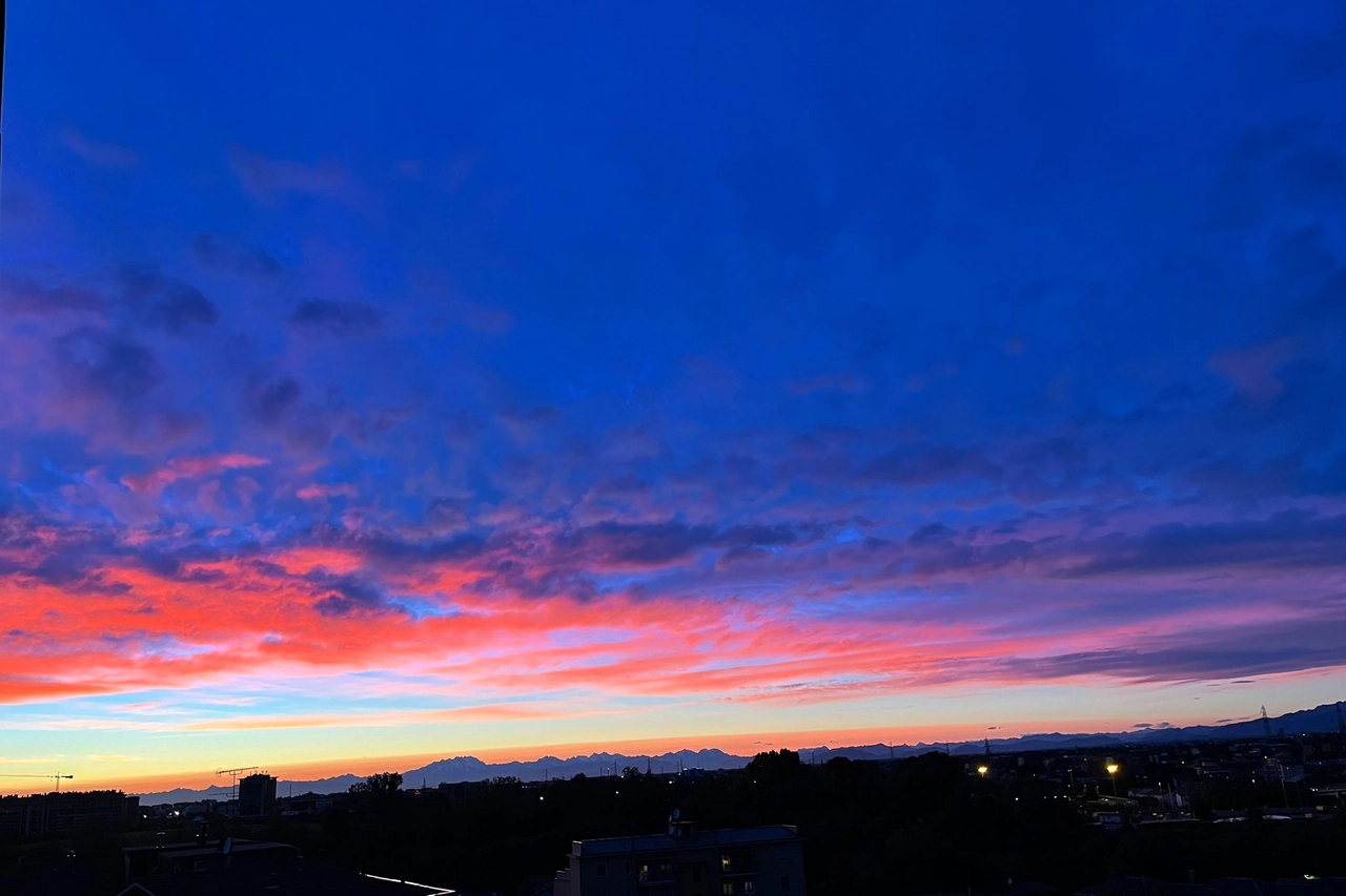 La Brianza e le Prealpi lombarde sotto il cielo straordinariamente colorato