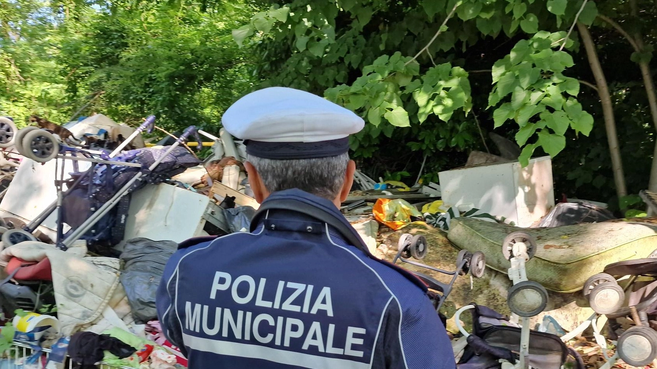 Lotta ai rifiuti: sanzioni, controlli e nuove telecamere per un paese più pulito. Prosegue l’impegno dell’amministrazione comunale di San... Lotta ai rifiuti: sanzioni, controlli e nuove telecamere per un paese più pulito. Prosegue l’impegno dell’amministrazione comunale di San...