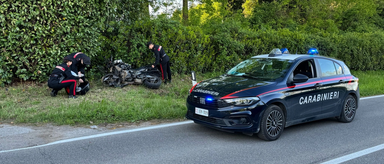 La tragedia inspiegabile di Sebastian: si schianta in moto a Lentate e muore sotto gli occhi della moglie