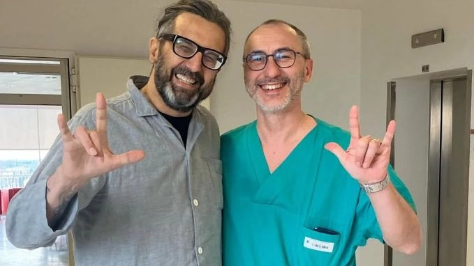 Omar Pedrini dimesso dopo un mese in ospedale: “Il giorno più bello”. Poi ringrazia medici e infermieri