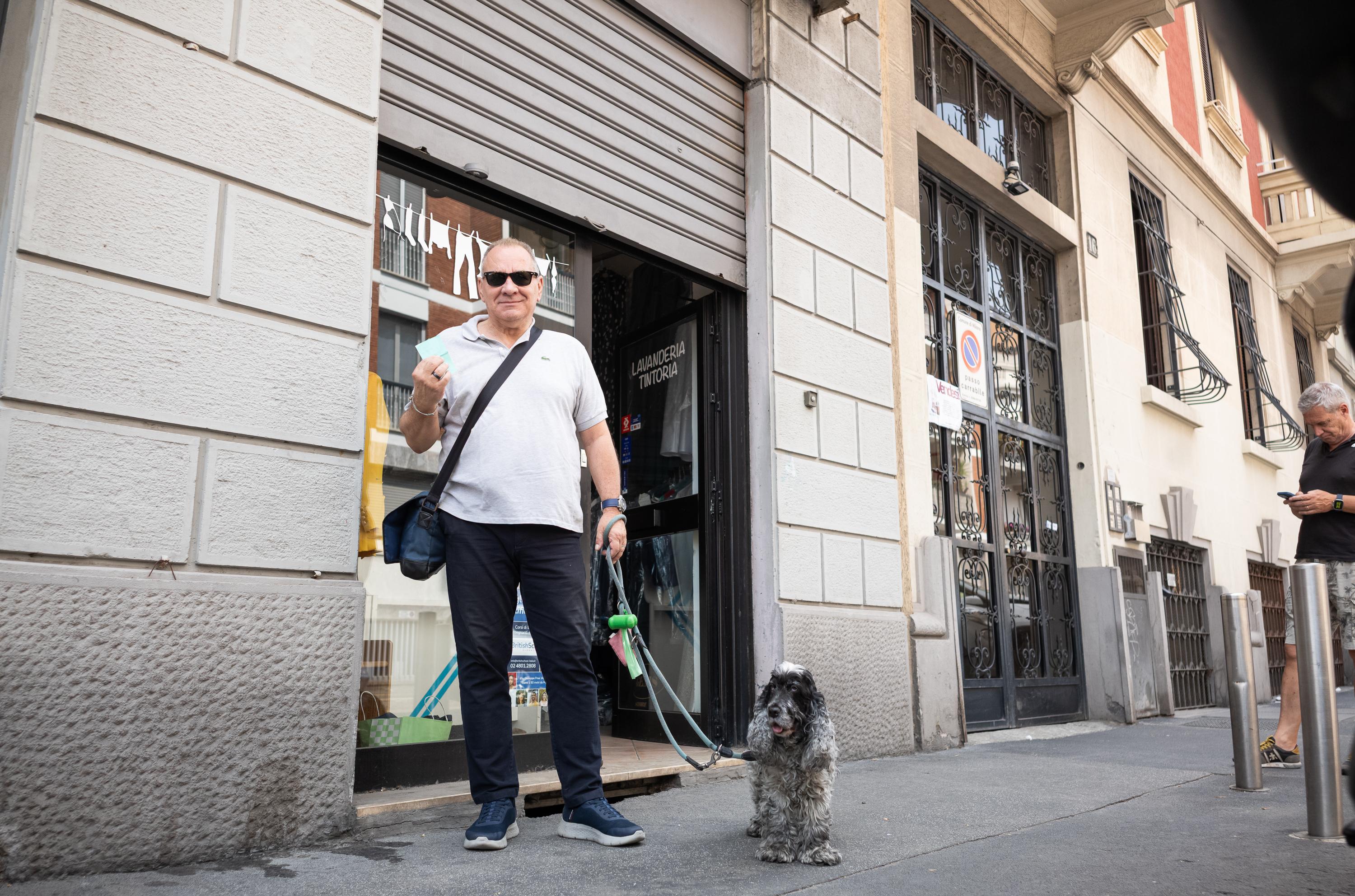 Si alza la cler della lavanderia fantasma, il viavai di clienti per riavere i vestiti: “In ostaggio pure l’abito da sposa” Si alza la cler della lavanderia fantasma, il viavai di clienti per riavere i vestiti: “In ostaggio pure l’abito da sposa”