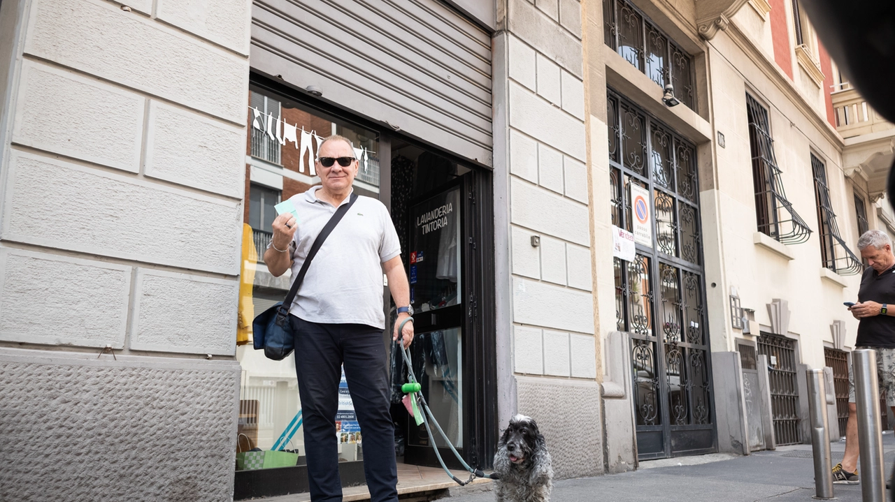 Uno dei clienti de “La corte dei lavandai“ davanti all’attività Ieri ha riavuto la propria giacca dopo mesi Uno dei clienti de “La corte dei lavandai“ davanti all’attività Ieri ha riavuto la propria giacca dopo mesi