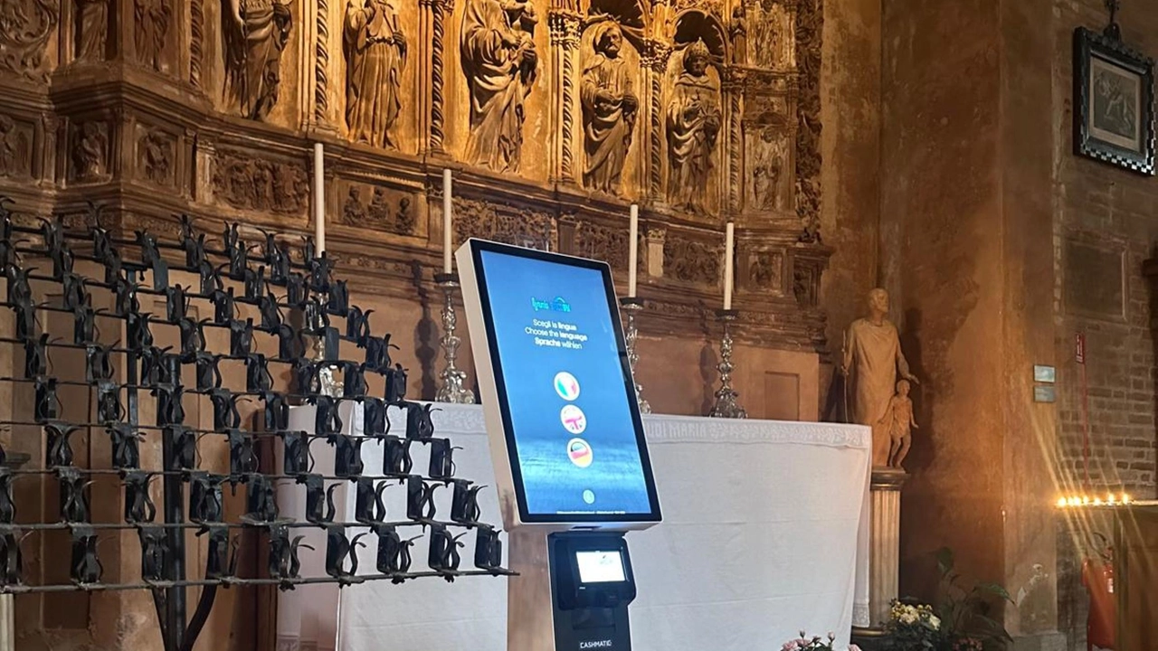 Il pos per versare l'obolo digitale nelle chiese: la sperimentazione a Sant'Ambrogio a Milano