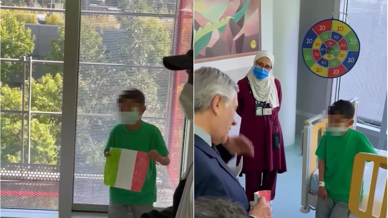Il minstro Tajani con il piccolo Fadl Il minstro Tajani con il piccolo Fadl