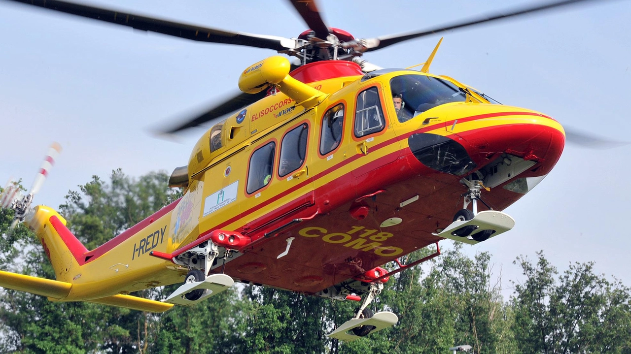 Un uomo di 52 anni è stato gravemente ferito da un ramo caduto mentre lavorava. Trasportato in codice rosso all'ospedale Sant'Anna con traumi alla schiena e al torace. Intervento immediato dei soccorritori e ricovero con prognosi riservata.