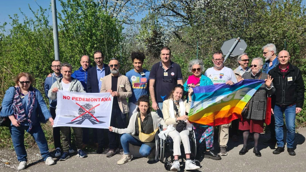 Iaia Puiatti, a sinistra dietro la bandiera della pace, con i suoi sostenitori