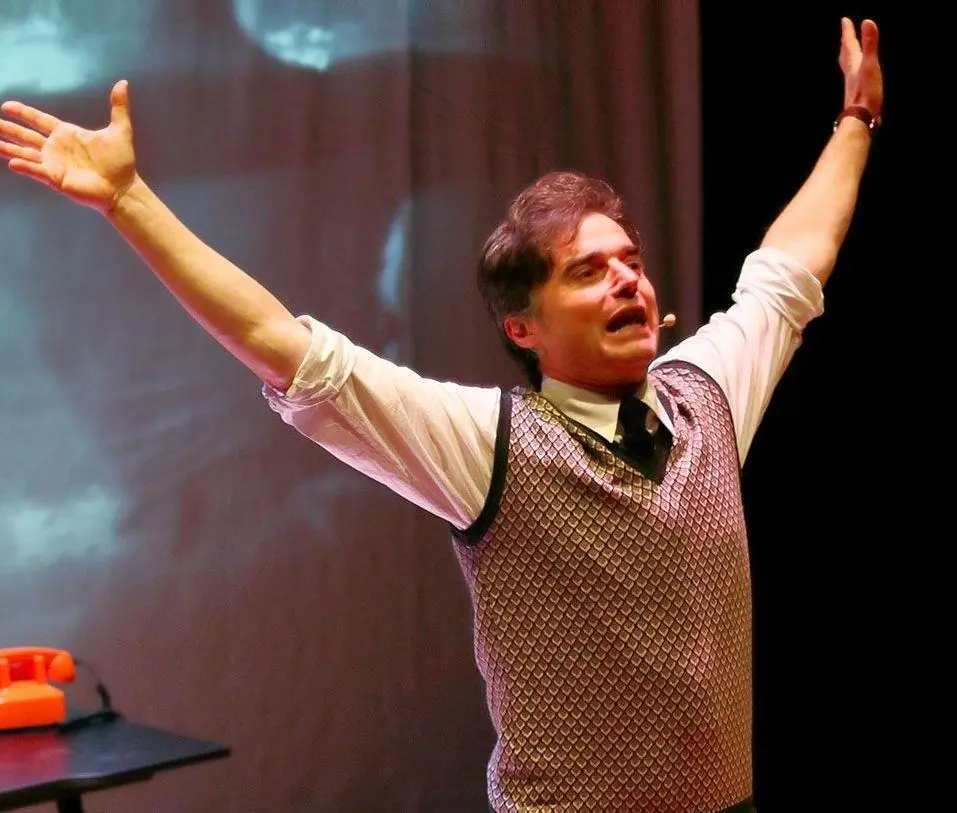 Passione e ossessione: “Un amore” di Buzzati in scena al Broletto