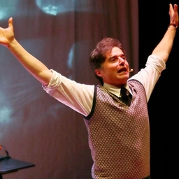Passione e ossessione: “Un amore” di Buzzati in scena al Broletto