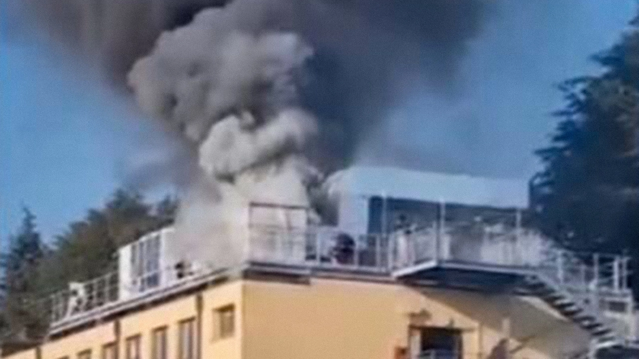La colonna di fumo sul tetto del padiglione Bassani dell'Università dell'Insubria La colonna di fumo sul tetto del padiglione Bassani dell'Università dell'Insubria