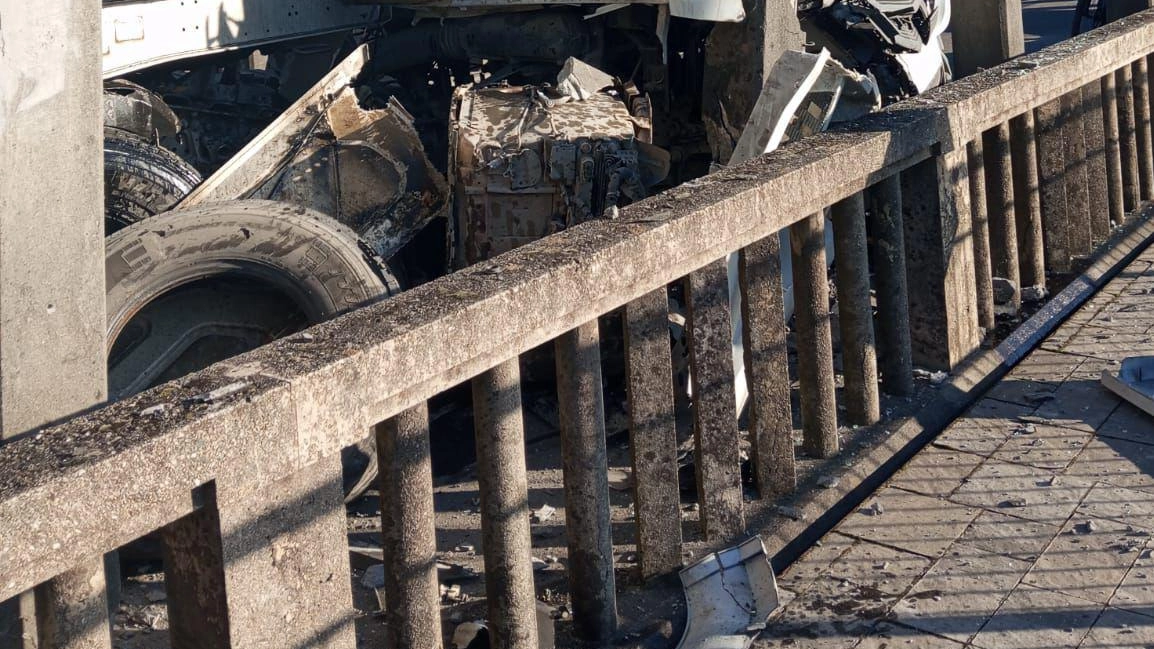 Il terribile schianto di un camion contro l’importante ponte Il terribile schianto di un camion contro l’importante ponte