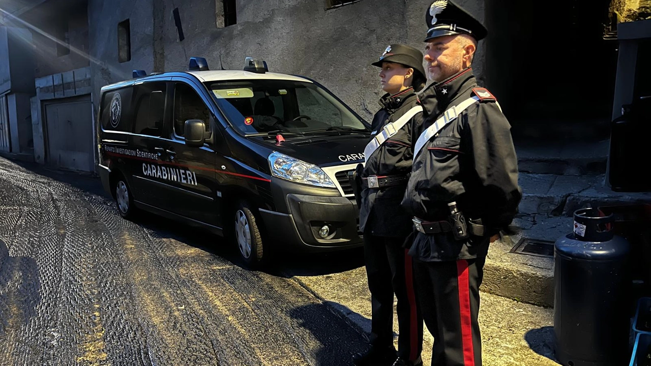 I carabinieri fuori dall’abitazione di via Ai Monti, teatro del delitto I carabinieri fuori dall’abitazione di via Ai Monti, teatro del delitto