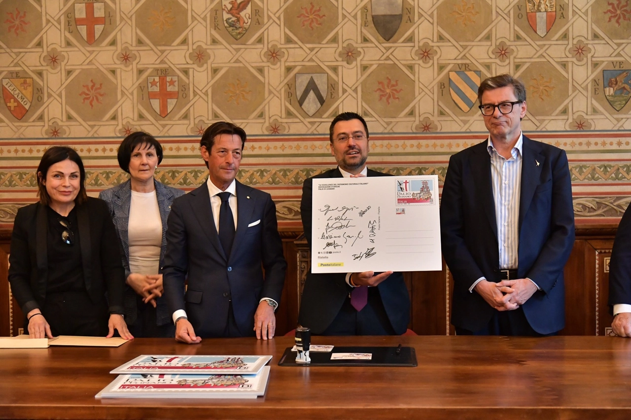 Un francobollo davvero speciale per il Palio lombardo. Alla cerimonia c'era anche il ministro varesino Giorgetti