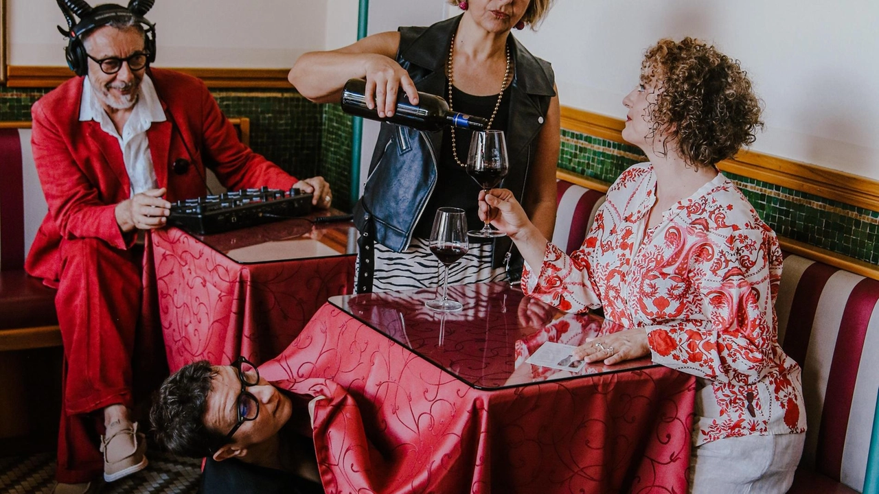 Gli attori di Qui e Ora Residenza Teatrale porteranno in scena sul palco del Bloom lo spettacolo “Ora felice” Gli attori di Qui e Ora Residenza Teatrale porteranno in scena sul palco del Bloom lo spettacolo “Ora felice”