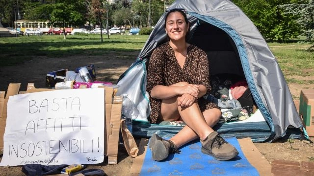 Ilaria Lamera, 24 anni, durante la protesta davanti al Politecnico di Milano