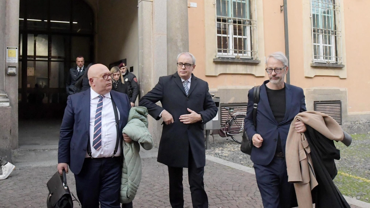 Massimo Adriatici (al centro) con i suoi avvocati difensori Luca Gastini e Gabriele Pipicelli