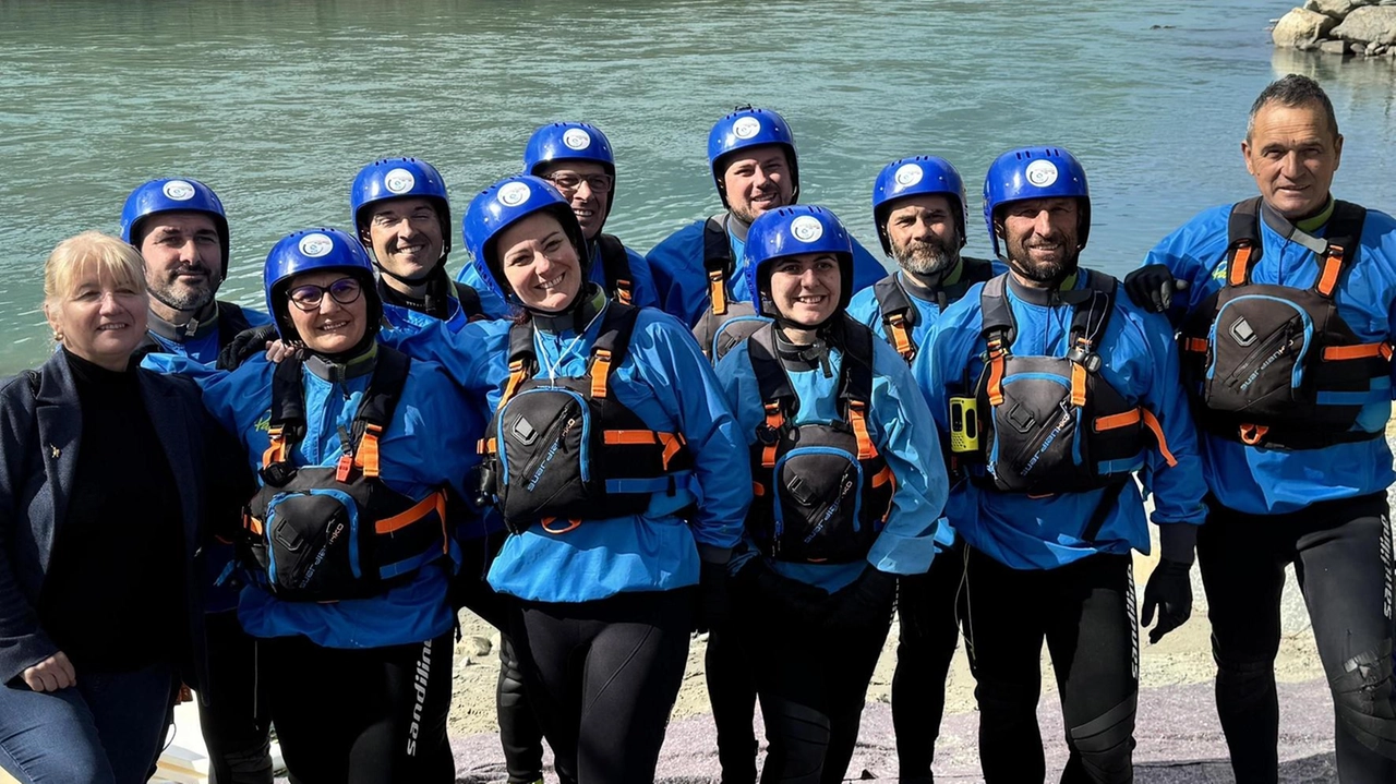 Primo a sinistra il consigliere regionale della Valchiavenna Silvana Snider con i volontari lungo il fiume