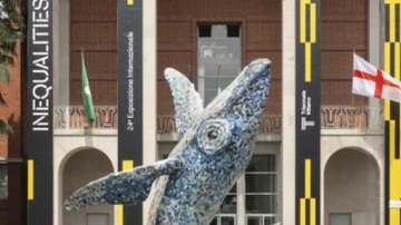 Alla Triennale di Milano. La balena di Allegrucci devastata da un piromane. Arrestato il responsabile