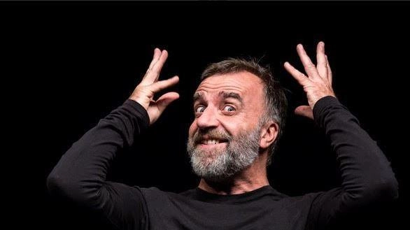 Un teatro essenziale. Di parole e di emozioni. Dove ci si guarda negli occhi. All’imbrunire. Mentre Milano si svuota....