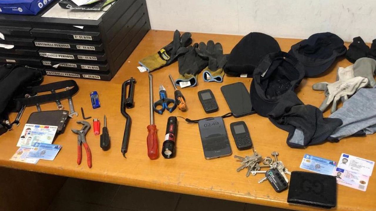 I tre ladri sono stati trovati in possesso di cacciaviti, pinze, tenaglie e coltelli Il quarto complice è riuscito a dileguarsi I tre ladri sono stati trovati in possesso di cacciaviti, pinze, tenaglie e coltelli Il quarto complice è riuscito a dileguarsi