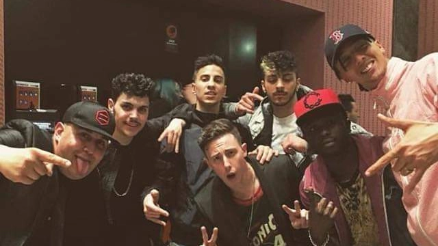 Moussa Sangare (con il cappellino rosso) in una foto del 2016 con Ghali (primo da destra) e altri nomi di spicco della scena rap Moussa Sangare (con il cappellino rosso) in una foto del 2016 con Ghali (primo da destra) e altri nomi di spicco della scena rap