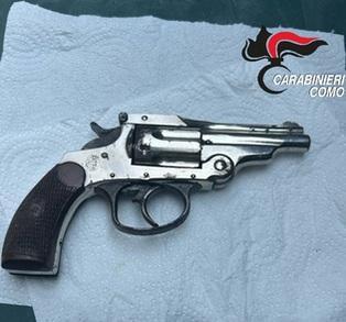 smith amp wesson abbandonata in una strada