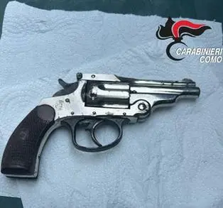 Smith & Wesson abbandonata in una strada