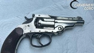 È stata trovata a terra per strada, in via per Montorfano, e consegnata ai carabinieri: una pistola a tamburo Smith...