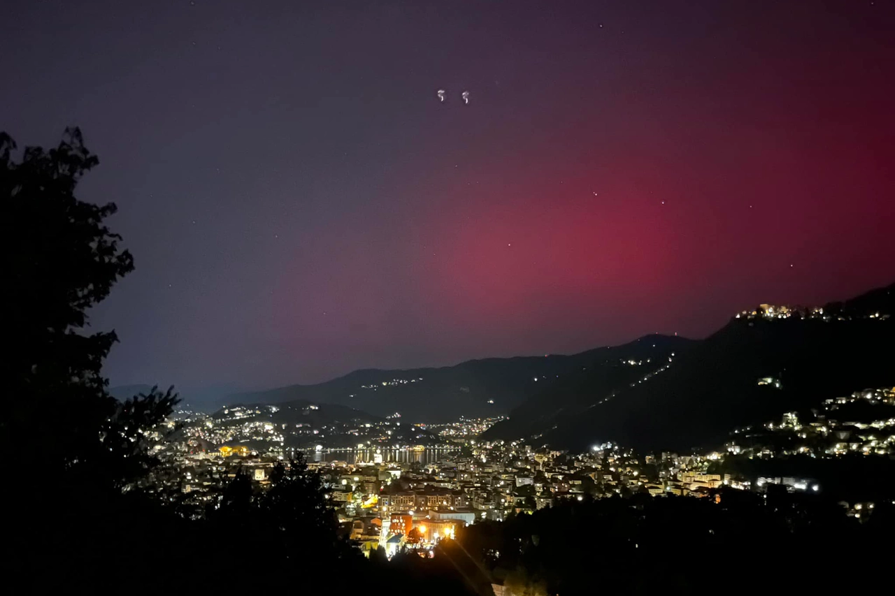 L'aurora boreale da Brunate, sul lago di Como (Foto facebook Tania Filosa)