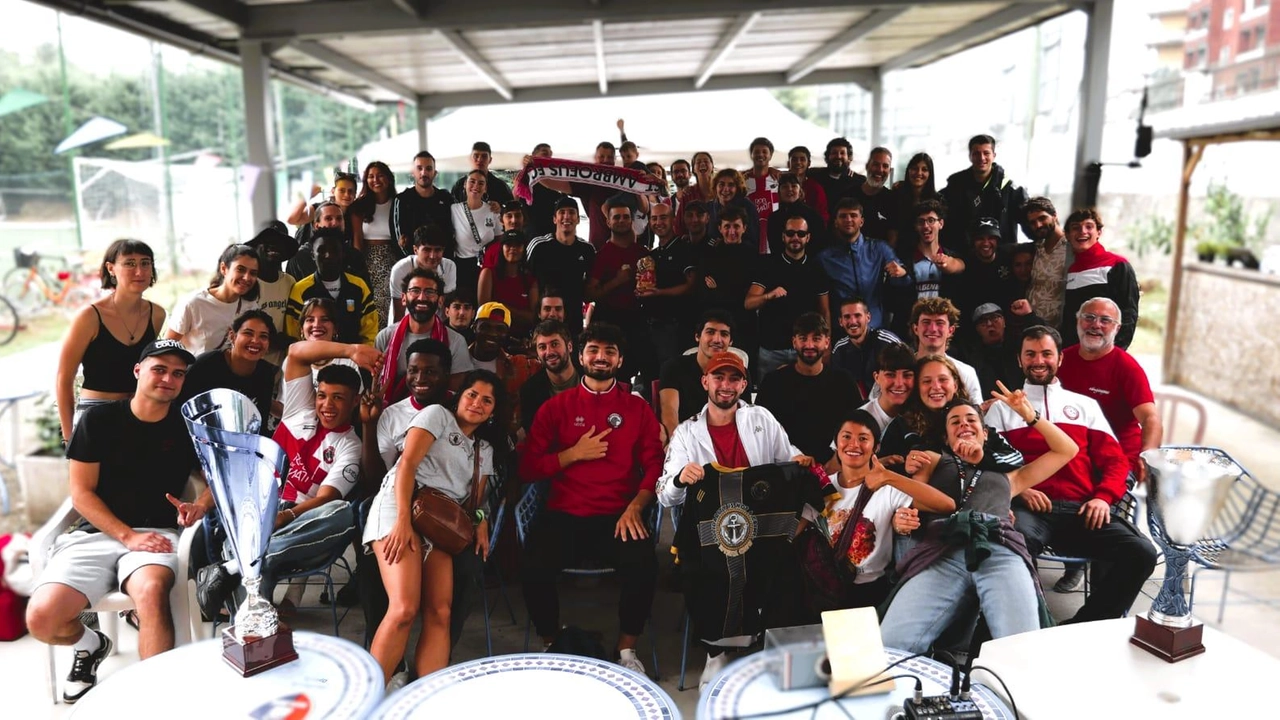 Il Comune di Milano premia il St. Ambroeus FC, squadra di calcio inclusiva con richiedenti asilo e rifugiati. Un riconoscimento che celebra l'impegno sociale e sportivo della squadra, promuovendo valori di inclusione e solidarietà.
