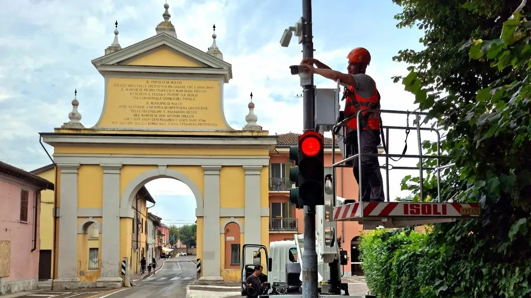 L’installazione della nuova telecamera vicino all’Arco Trecchi di Maleo L’installazione della nuova telecamera vicino all’Arco Trecchi di Maleo