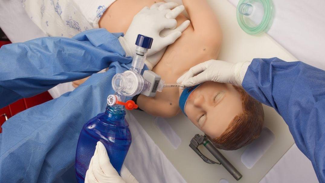 Emergenze ostetriche e operazioni sui bambini, ma è un allenamento: apre il Centro di Simulazione del Policlinico con la realtà aumentata Emergenze ostetriche e operazioni sui bambini, ma è un allenamento: apre il Centro di Simulazione del Policlinico con la realtà aumentata