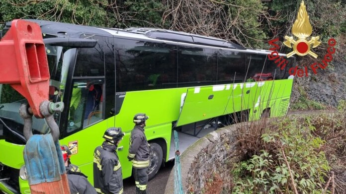 I vigili del fuoco a lavoro per disincastrare il pullman turistico in Val Fresca I vigili del fuoco a lavoro per disincastrare il pullman turistico in Val Fresca