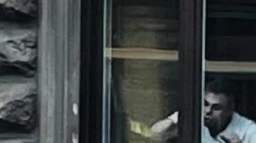 Un uomo affacciato alla finestra. E l’altro che guarda dal marciapiedi. Il primo è Davide Lacerenza, ai domiciliari nel suo...