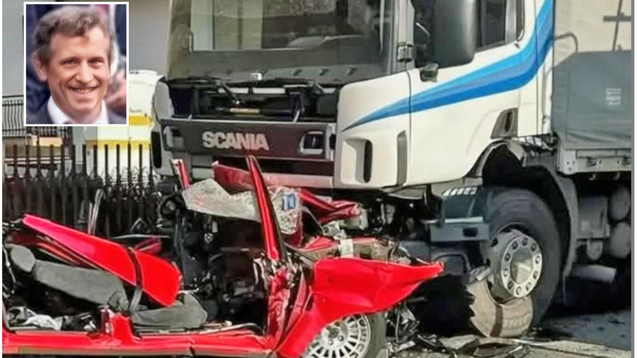 Ardesio, incidente tra camion e auto: morto Carlo Ceresoli Ardesio, incidente tra camion e auto: morto Carlo Ceresoli