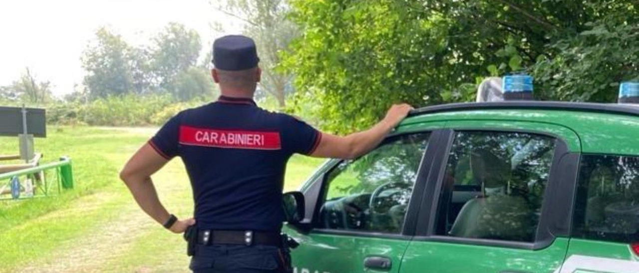 Abbandona l’auto in un terreno: multa salata per un 52enne