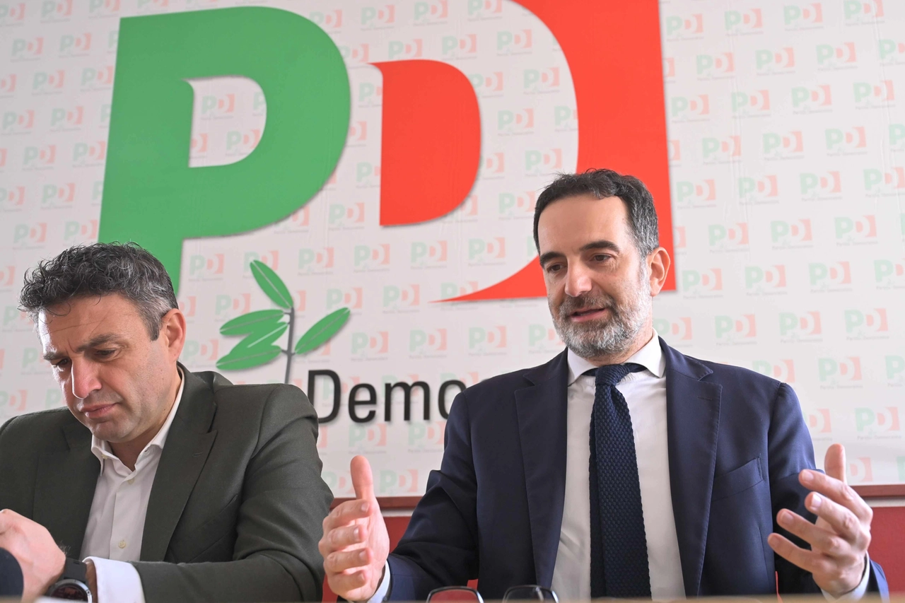 A destra, il senatore varesino del Pd Alessandro Alfieri