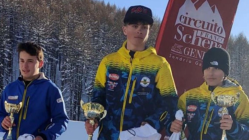 I ragazzi con i trofei dopo le sfide sui tracciati innevati della Valle I ragazzi con i trofei dopo le sfide sui tracciati innevati della Valle