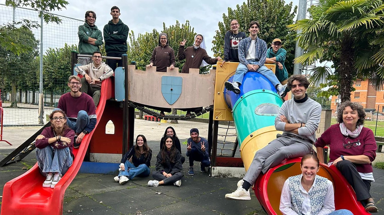 Missionari francescani in strada e a scuola "per riprendere il dialogo con loro" "Dopo il Covid molti ragazzi si sono allontanati dai luoghi della Chiesa". Missionari francescani in strada e a scuola "per riprendere il dialogo con loro" "Dopo il Covid molti ragazzi si sono allontanati dai luoghi della Chiesa".
