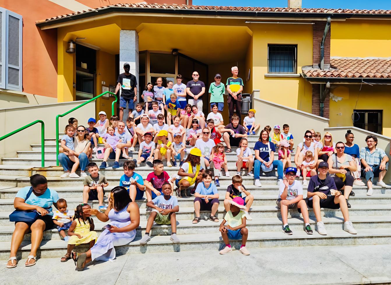 bambini e adulti insieme per ripulire il paese dai rifiuti abbandonati