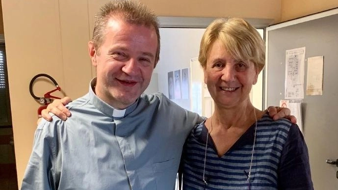 È morta la scorsa notte Palmiretta Ronchetti (nella foto con l’ex collega don Lorenzo), 70 anni, professoressa d’Inglese in pensione,...
