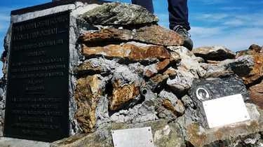 Ancora una volta in cima, sulla vetta di una montagna, una scalata portata a termine nella giornata di domenica... Ancora una volta in cima, sulla vetta di una montagna, una scalata portata a termine nella giornata di domenica...