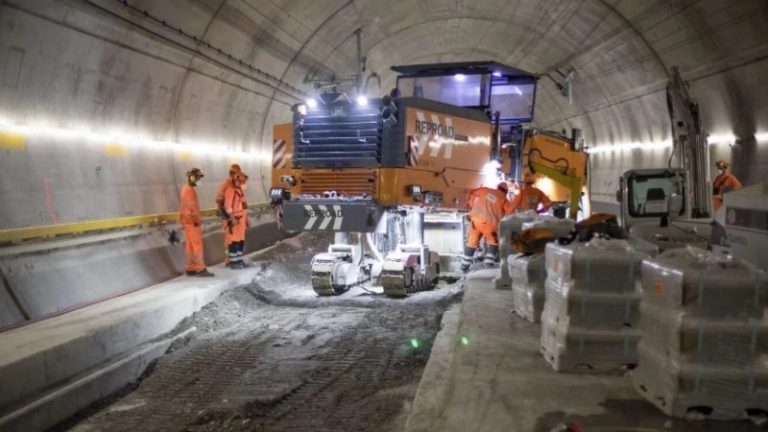 I lavori di ripristino della linea danneggiata un anno fa dal deragliamento del treno merci I lavori di ripristino della linea danneggiata un anno fa dal deragliamento del treno merci