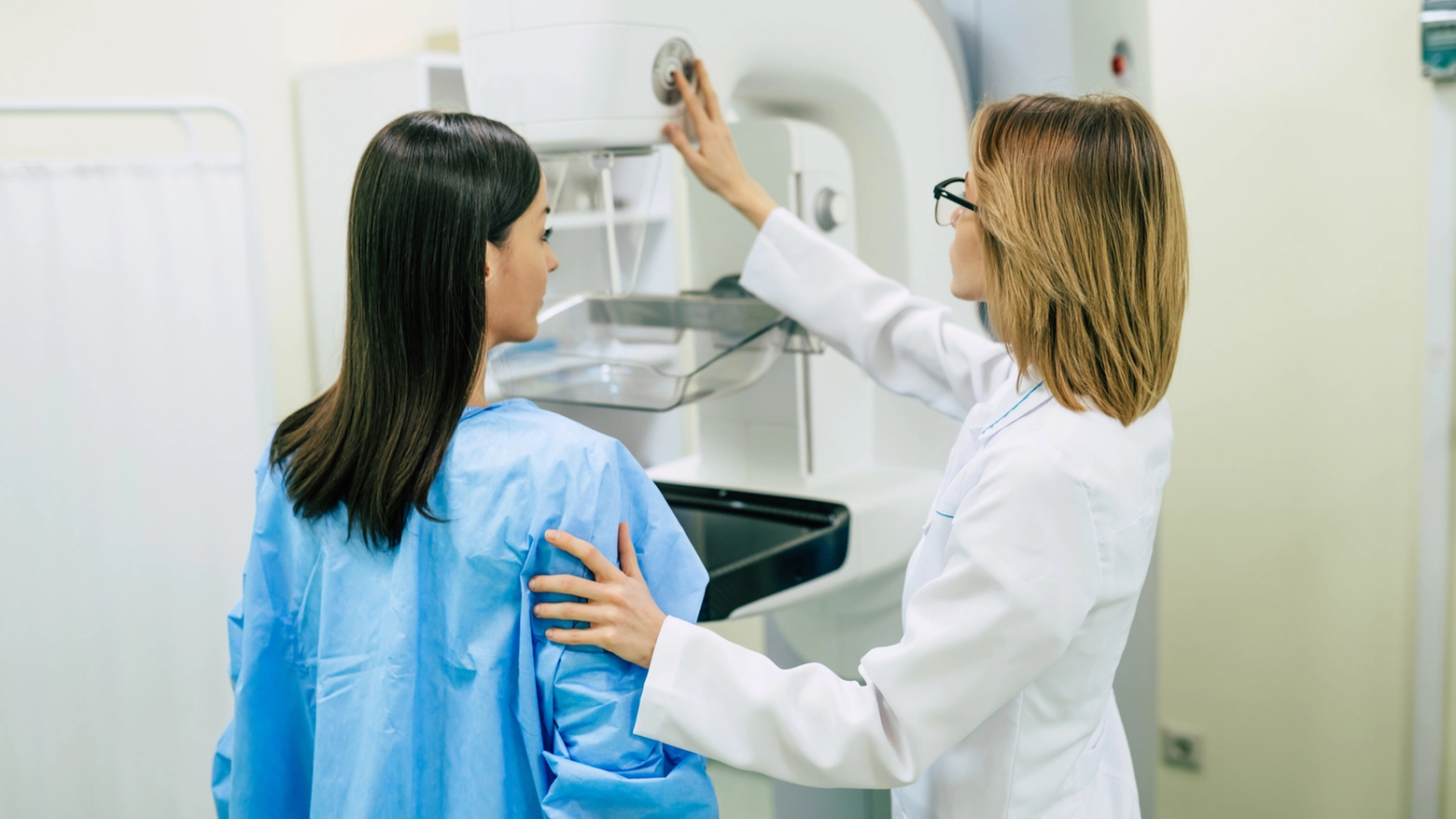 Una dottoressa insieme a una paziente durante una visita senologica con ecografia mammaria
