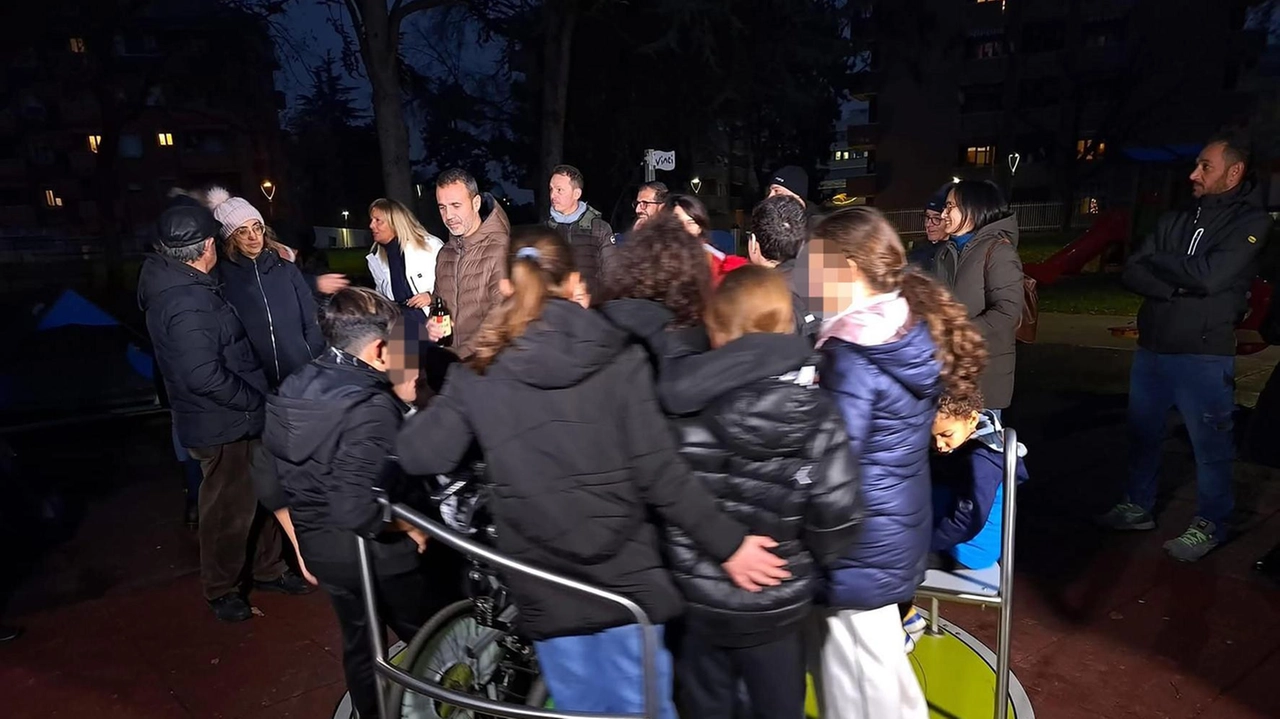 Taglio del nastro e tutti a bordo per fare un giro: Tommy ha sperimentato subito la giostrina insieme alla sorella, ai genitori e a tanti bambini del quartiere Taglio del nastro e tutti a bordo per fare un giro: Tommy ha sperimentato subito la giostrina insieme alla sorella, ai genitori e a tanti bambini del quartiere