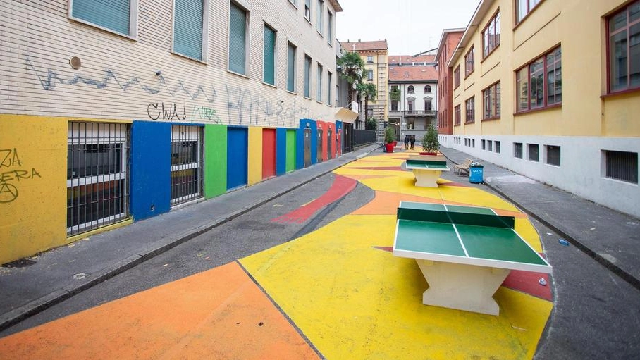Un serpentone colorato in via Verga