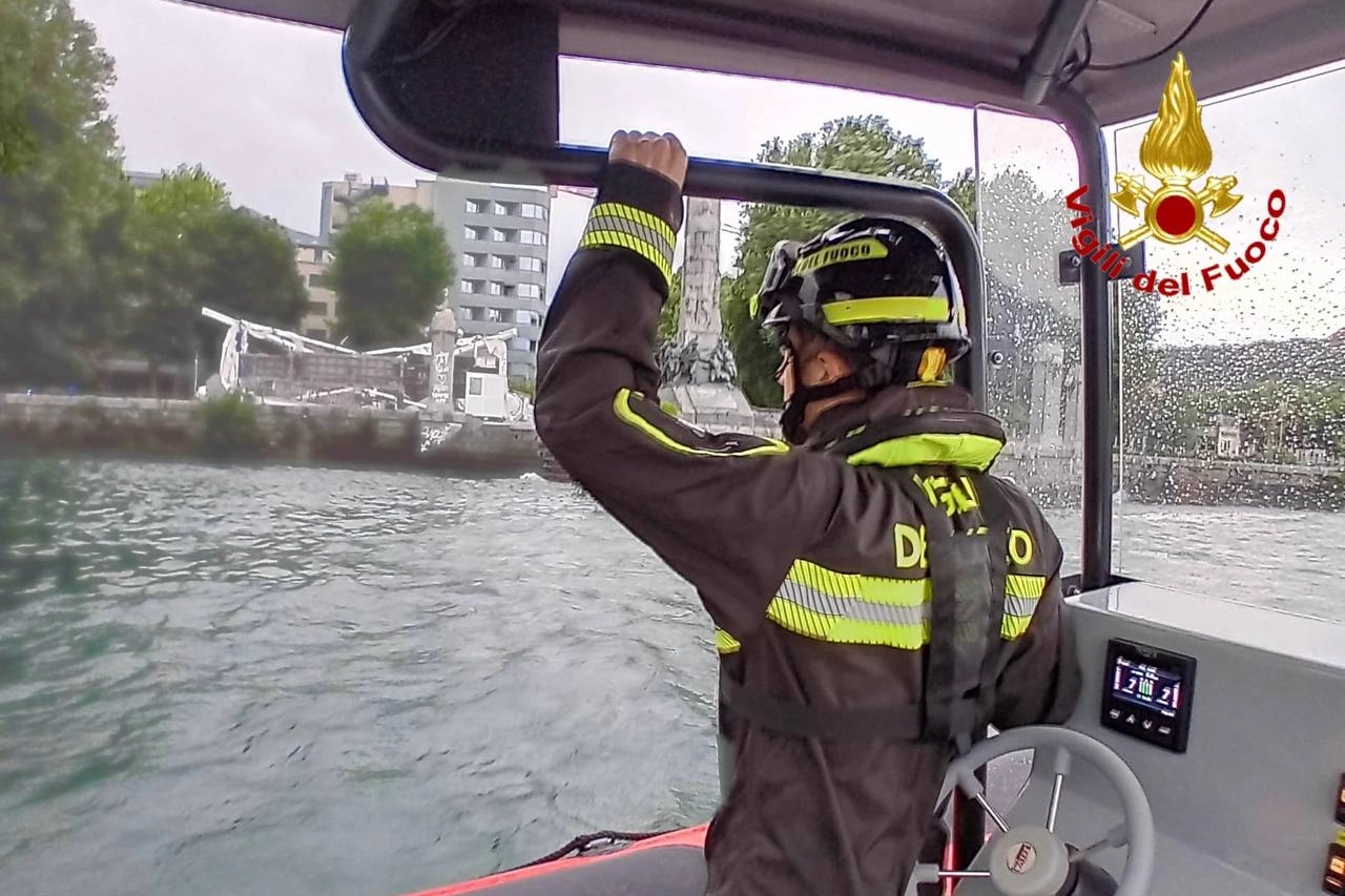 La ruota crollata dalla pilotina dei vigili del fuoco nel golfo di Lecco
